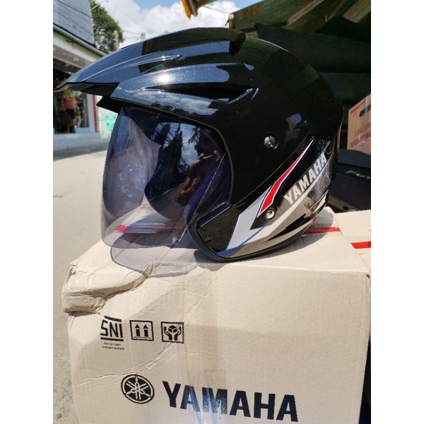 Nón yamaha 3/4 nhập khẩu theo xe có lưỡi chai che nắng. nón đẹp không trầy xước.