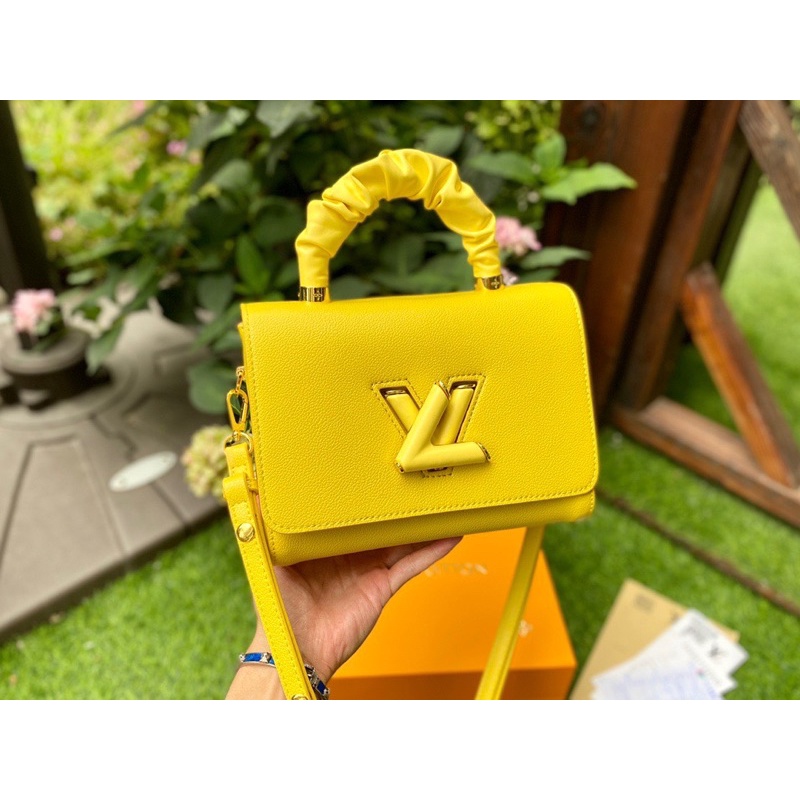 Túi đeo chéo twist handle lv