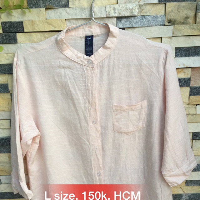 Hàng đã qua sử dụng, 2hand, seconhand, áo sơ mi cổ trụ, hồng nude, size L, còn rất mới. Vải rất đẹp. Mặc công sở, váy
