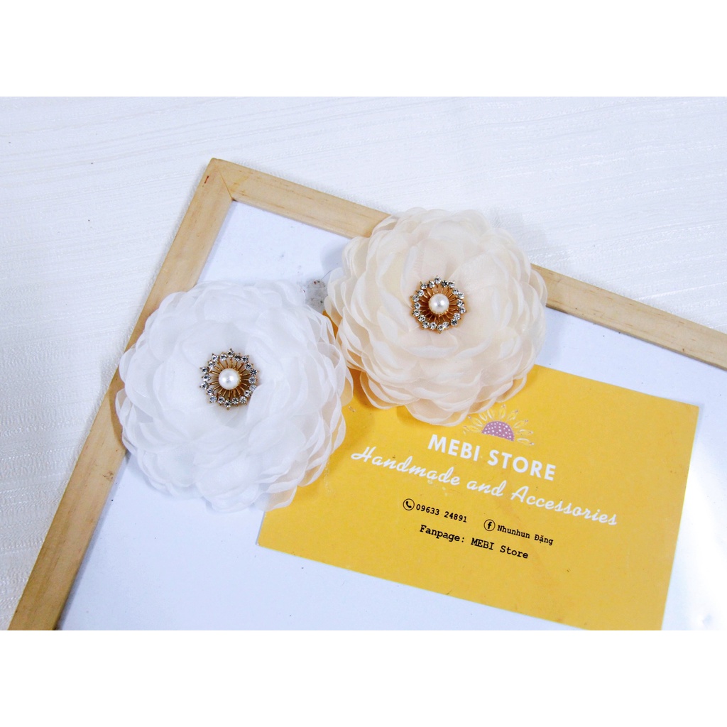 Hoa cài áo voan nhụy đá chùm nhiều màu cao cấp