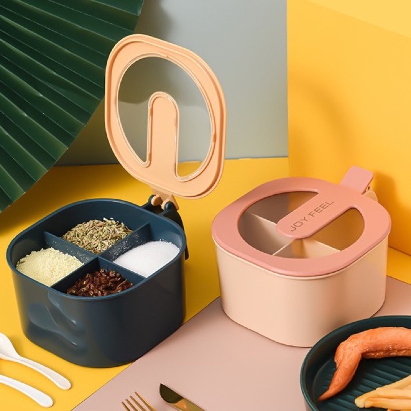 HỘP ĐỰNG GIA VỊ 4 NGĂN CÓ NẮP ĐẬY SIÊU TIỆN DỤNG TẶNG KÈM THÌA NHỰA.