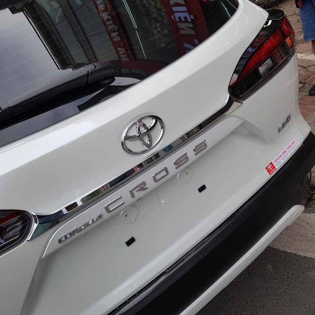 Ốp Trang trí Tay Mở cốp xe Toyota Cross 2020 2021 có 2 màu lựa chọn