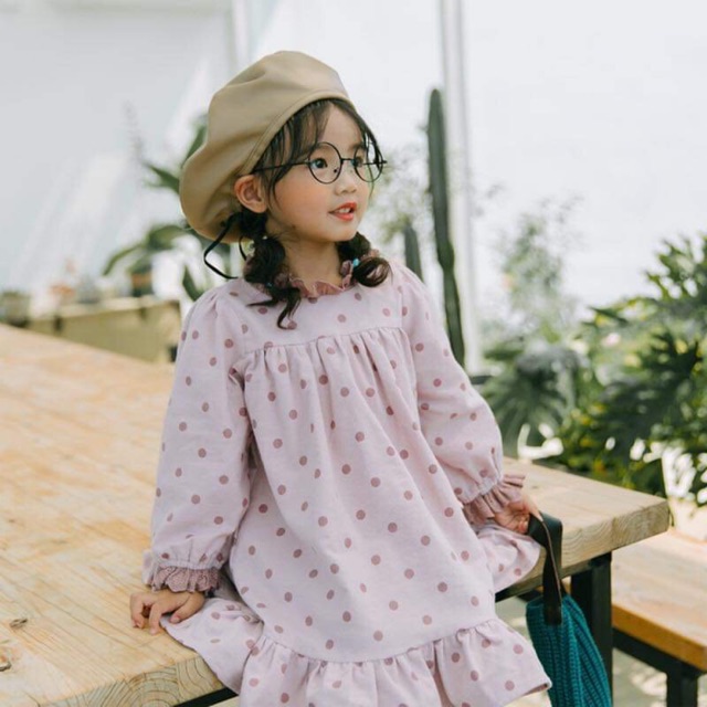 Váy chấm bi cổ ren