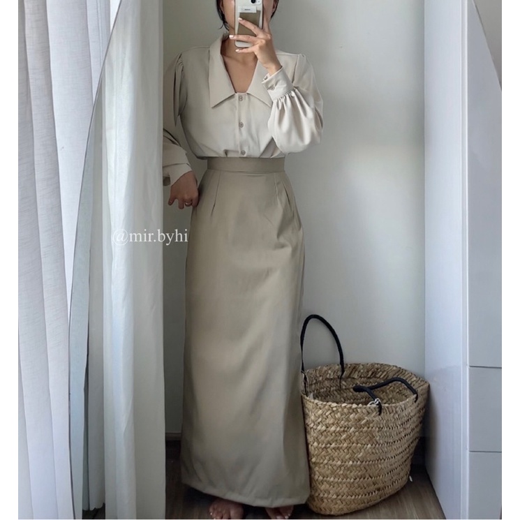 Chân váy dáng dài xẻ sau mix cùng sơmi tay bồng nude