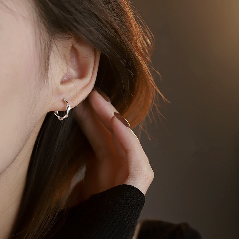 Khuyên tai WE FLOWER mạ bạc S925 dạng vòng xoắn phong cách cổ điển thời trang dành cho nữ