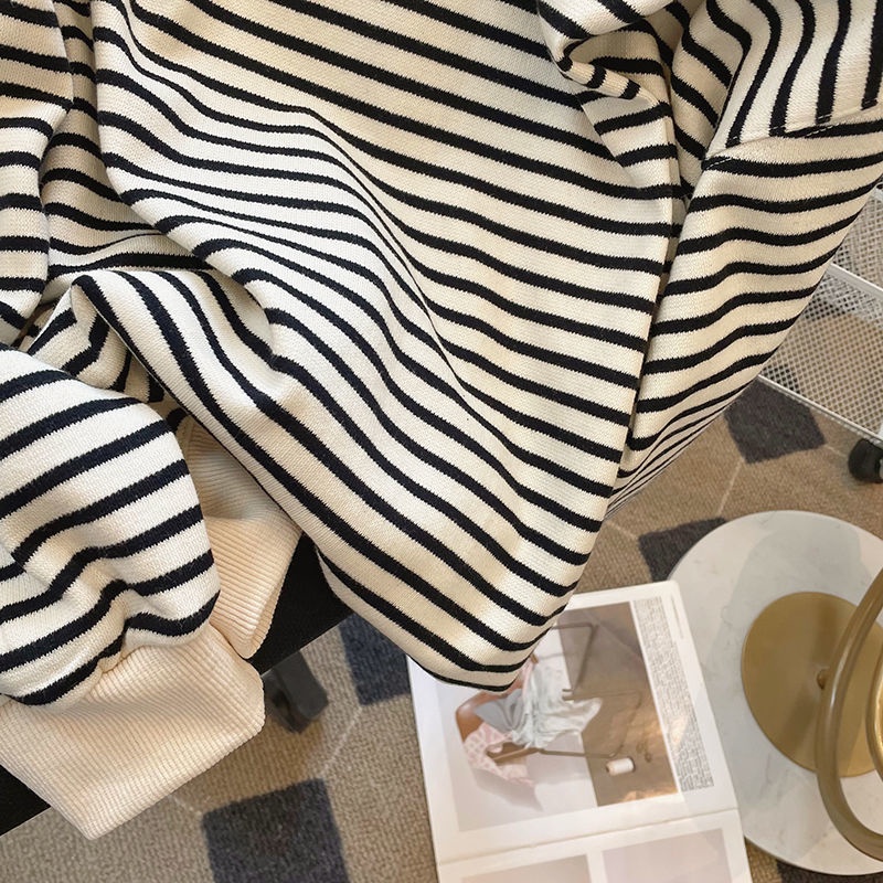 Bộ áo sweater cổ tròn kẻ sọc và quần dài thêu họa tiết thời trang mùa thu dành cho nữ