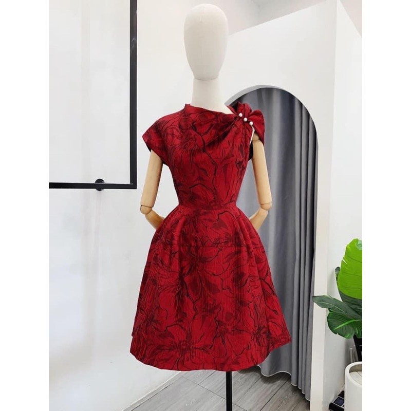 Đầm gấm cổ chéo vai chờm hàng thiết kế