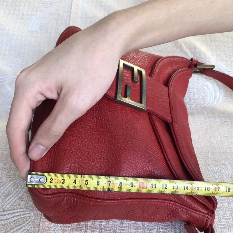 Túi chuẩn si. Túi qua sử dụng. Khách vui lòng xem hình nếu muốn biết thêm thông tin sản phẩm mời khách vô chat. Thanks .