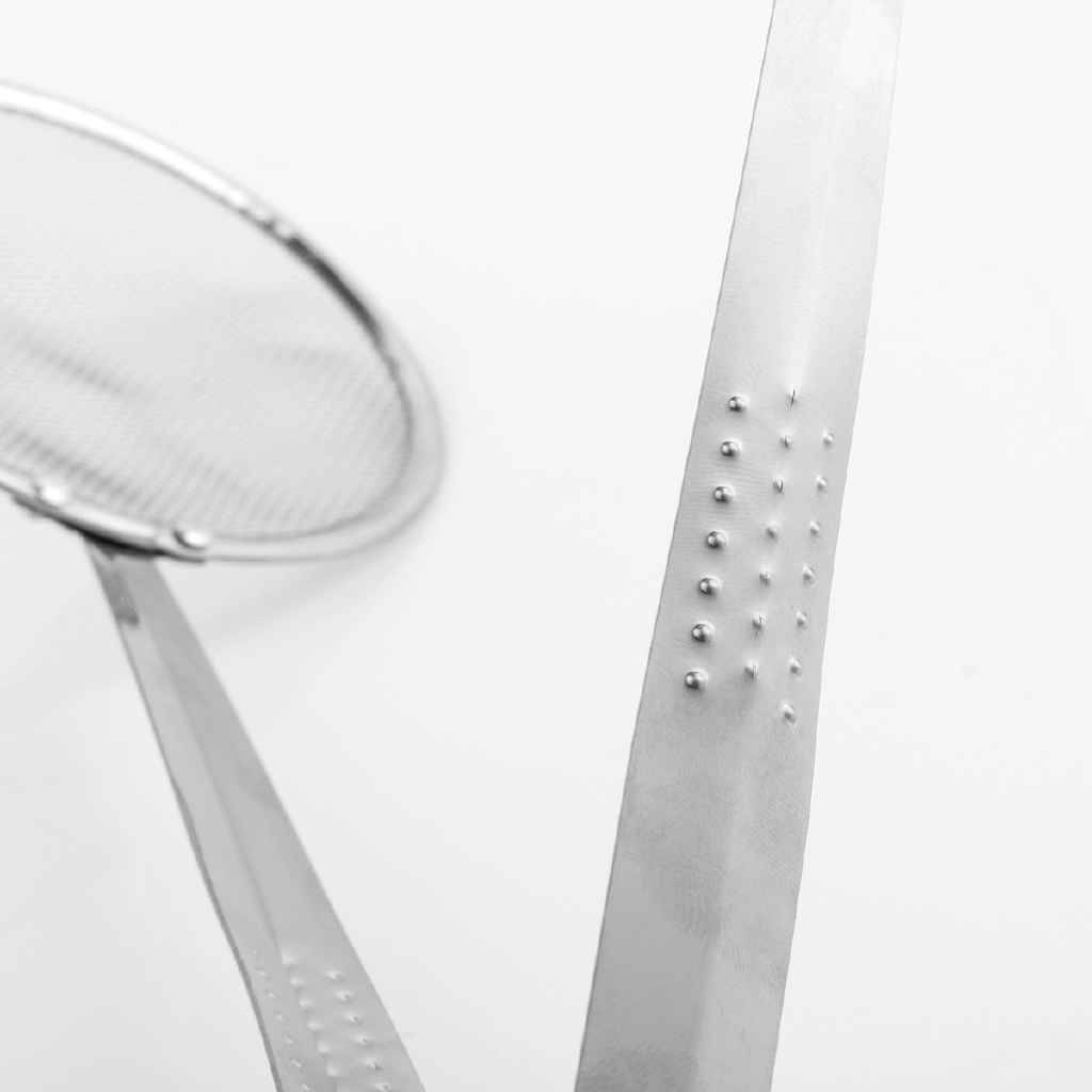 Vá lưới lọc dầu kiêm kẹp thức ăn đa năng tiện dụng