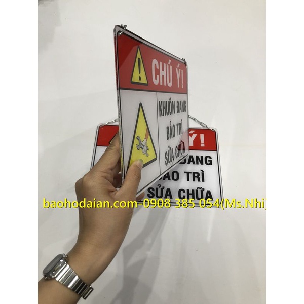 Bảng báo mica nội dung ''máy đang bảo trì sửa chữa'' có dây xích treo tiện lợi (20x30cm)-Hình thật