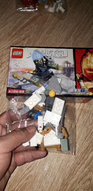 Lắp ráp 1 hộp LegoNinjutsu 99527 có nhiều chi tiết bằng nhựa ABS
