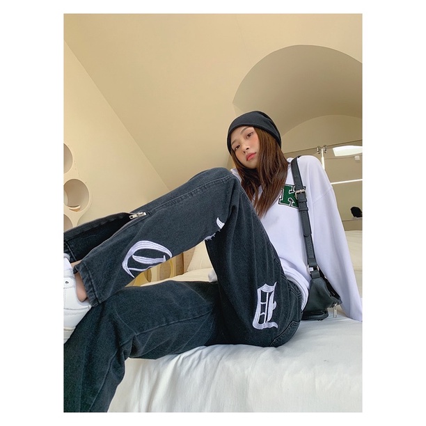 Quần bò đen dáng suông hoạ tiết thêu chữ