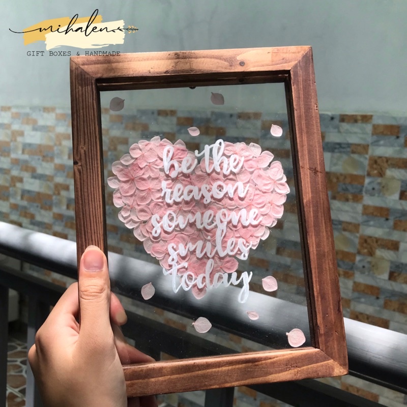 Khung trong suốt ép hoa tú cầu khô trái tim ghi chữ theo yêu cầu làm quà tặng handmade by Mihalen