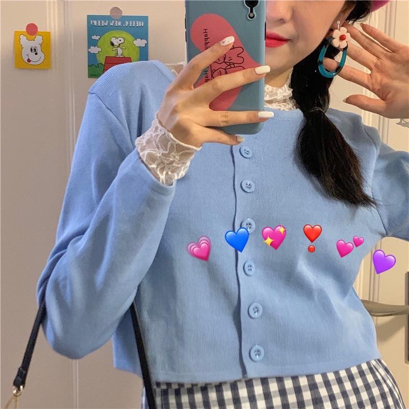 [Mã FAMARAL1 giảm 10K đơn 50K] Áo Croptop Cổ Tròn Tay Dài Form Rộng Cúc Tròn Xinh Xắn K024