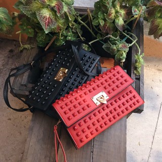 Clutch Cầm Tay Đinh Tán Đỏ