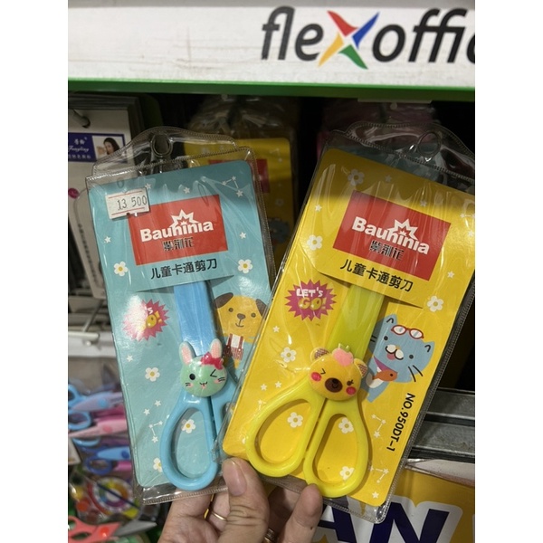Kéo thủ công học sinh hình cute có nắp đậy