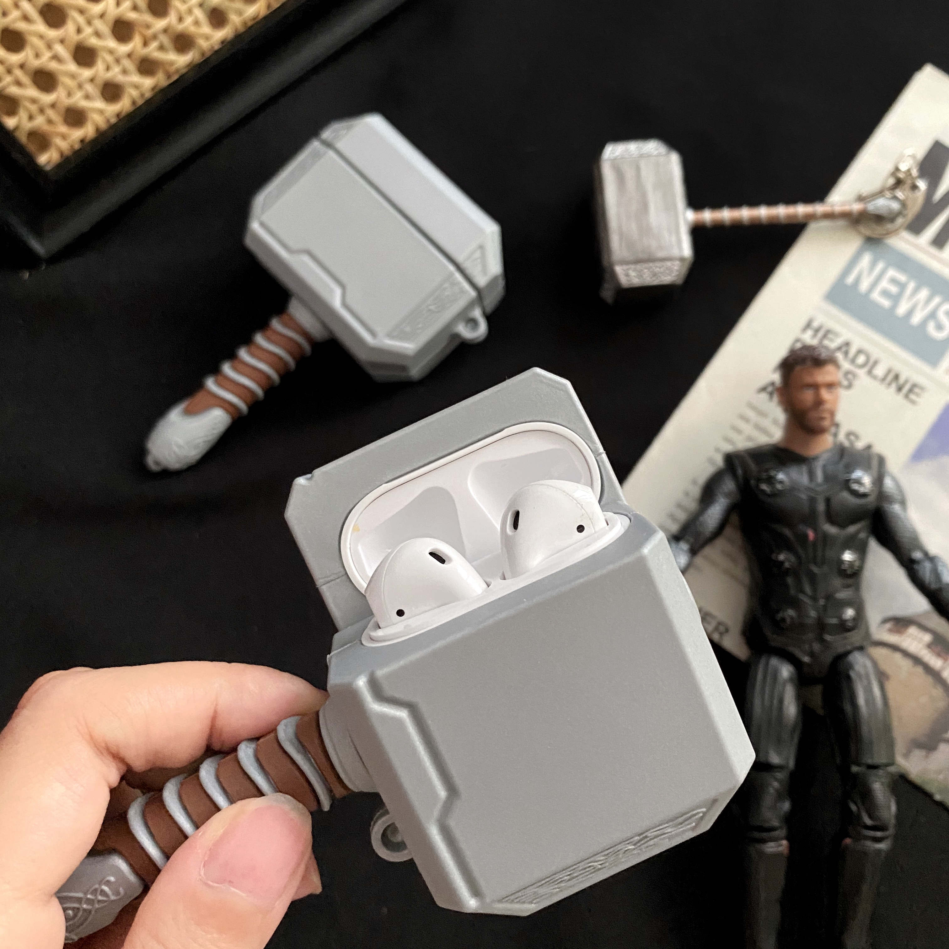 Vỏ Bảo Vệ Hộp Sạc Tai Nghe Airpods 1 / 2 / Pro Hình Thor Marvel Có Móc Treo