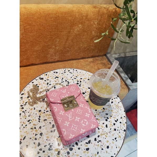 Túi điện thoại lv dáng đứng xích vàng