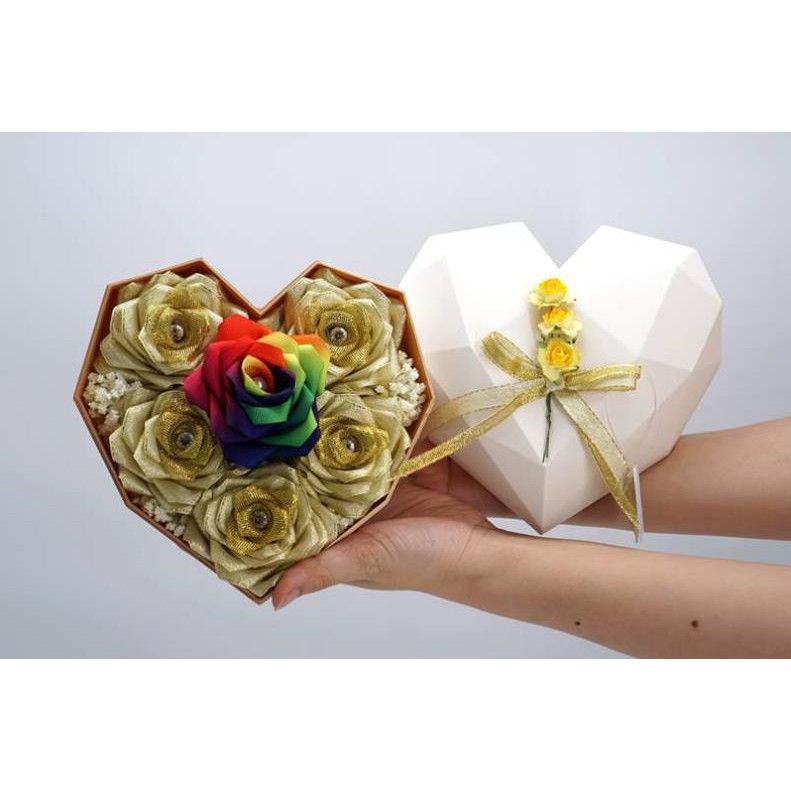 Hộp trái tim + hoa hồng ribbon kim tuyến
