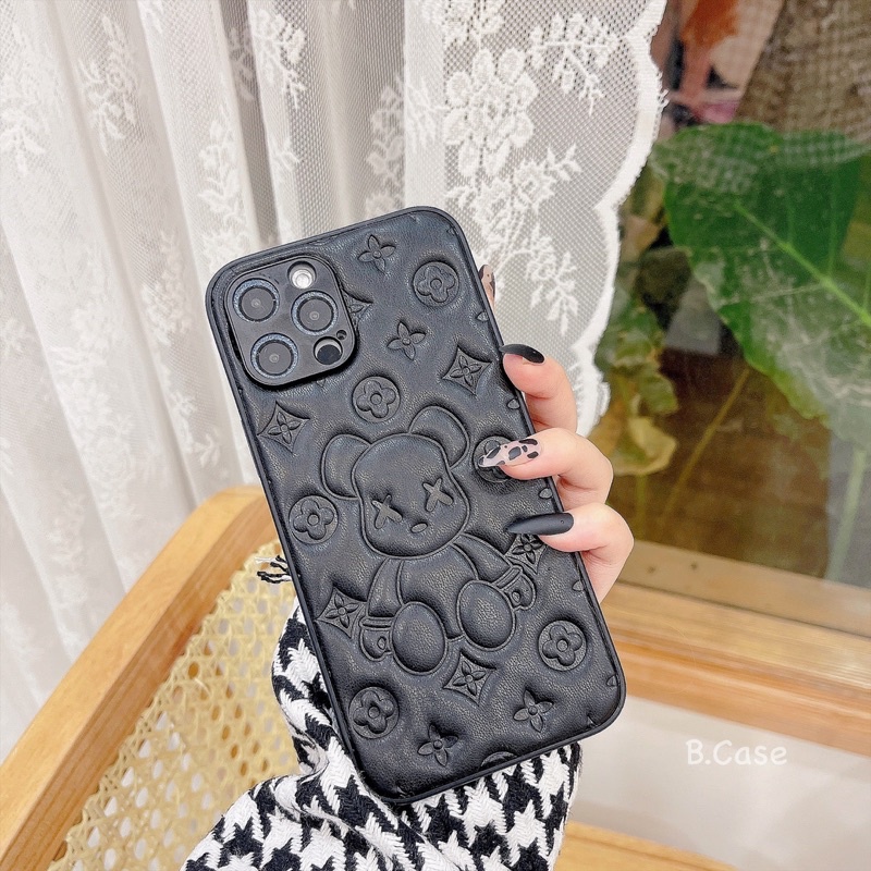 Ốp lưng CHẤT DA MỀM KAWS ĐEN DẬP NỔI 3D CHỐNG BẨN CẠNH VUÔNG BẢO VỆ CAMERA
