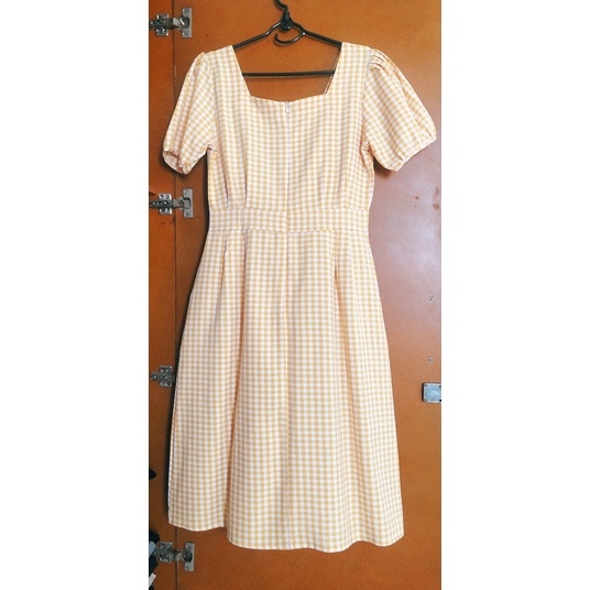 Đầm caro cổ vuông