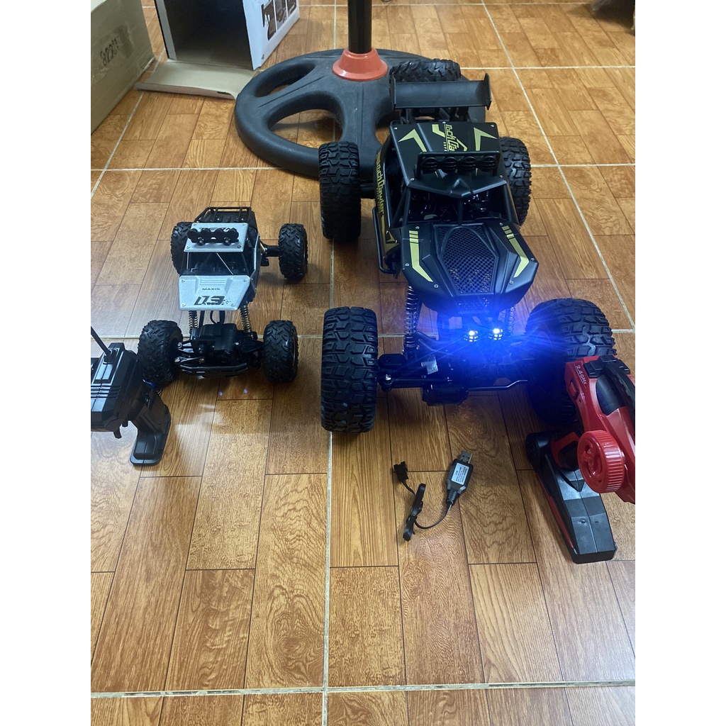 Xe ô tô địa hình điều khiển từ xa tỉ lệ 1:8 và 1:16