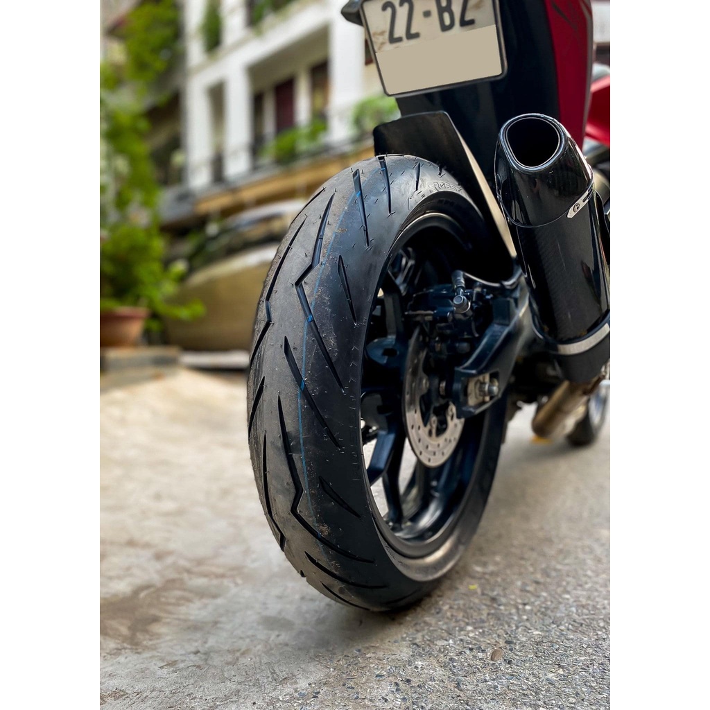 Lốp Xe máy không xăm Thương Hiệu Pirelli Rosso 3 các size 110/70-17, 140/70-17 và 150/60-17 lắp cho xe máy côn tay.