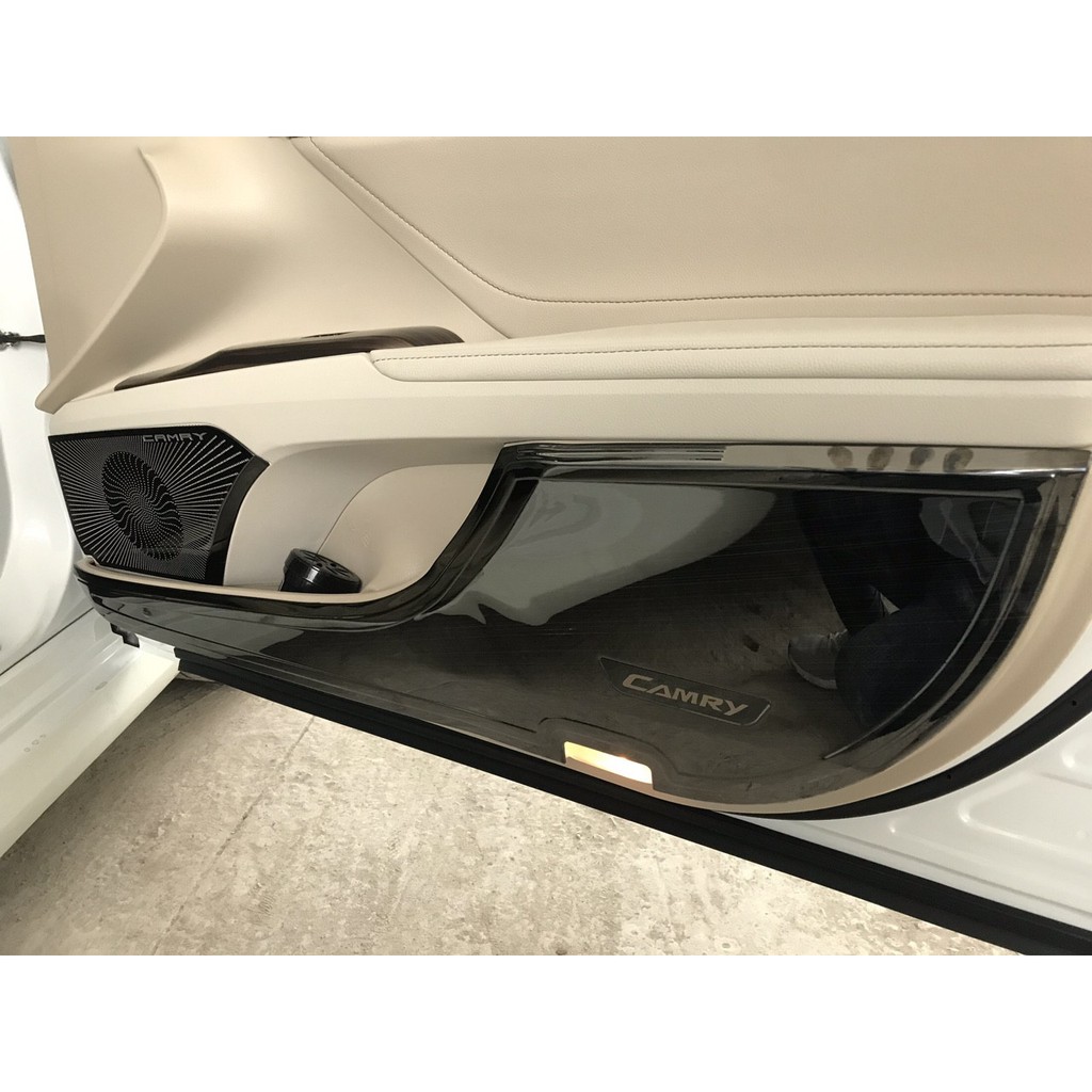 Bộ Ốp Trang trí Màng Loa, Ốp Tapli Cánh Cửa Toyota Camry 2023-2019 Mẫu Vân Titan xước Cao Cấp