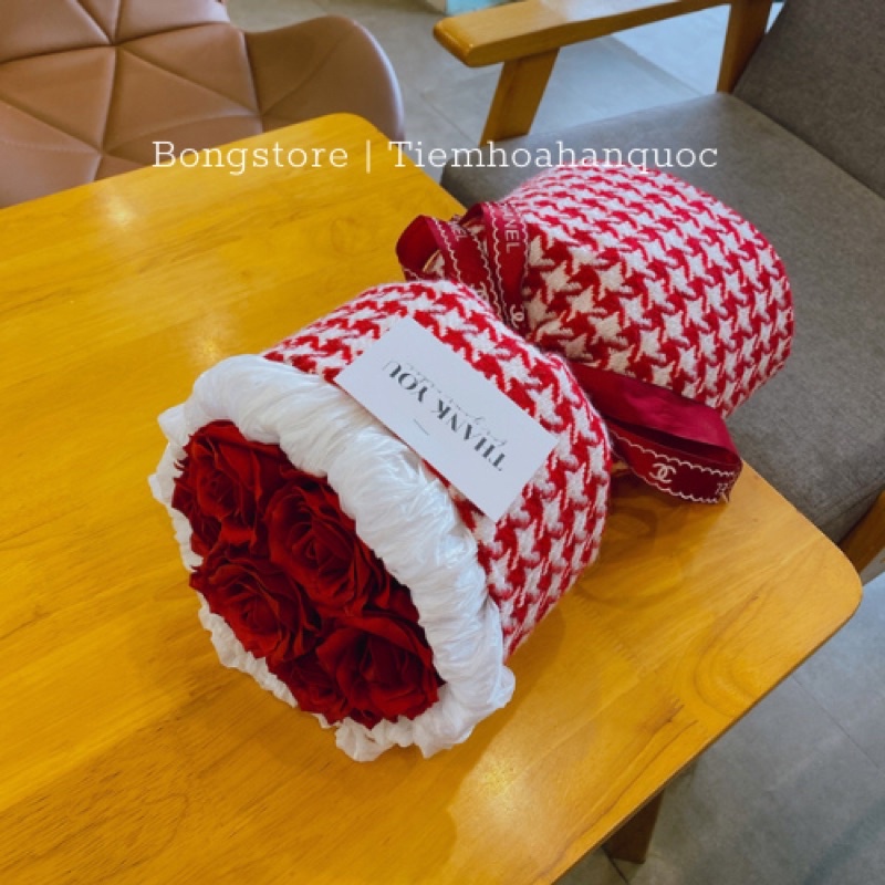 Bó hoa hồng sáp 7 lớp màu đỏ mận Kèm Túi  gói vải dạ tweed làm quà tặng sinh nhật