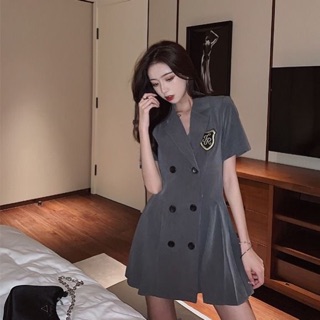 Váy vest xếp ly huy hiệu