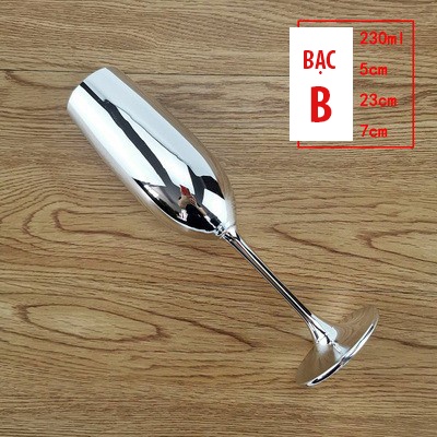 Ly thủy tinh tráng gương bày bàn tiệc sang trọng