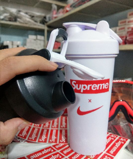 Bình nước Nike x Supreme