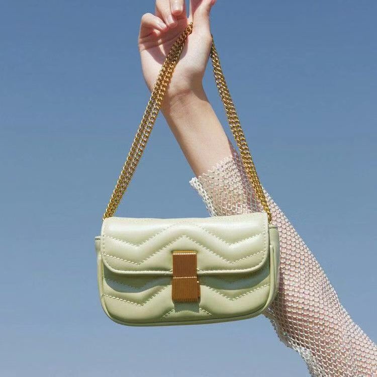 Túi đeo vai phối dây xích thiết kế mới 2022