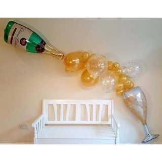 Bóng hình chai và ly rượu