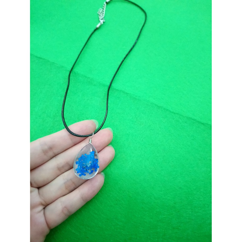 Dây chuyền vòng cổ da mặt trong suốt ép hoa khô, mẫu đẹp y hình lun vì hình shop tự chụp nha các bạn. Giá chỉ 29k bao gồ