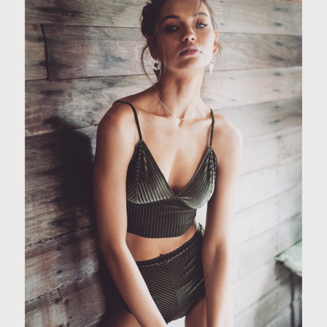 Bikini nhung tăm 2 mảnh( kèm hình khách mặc)