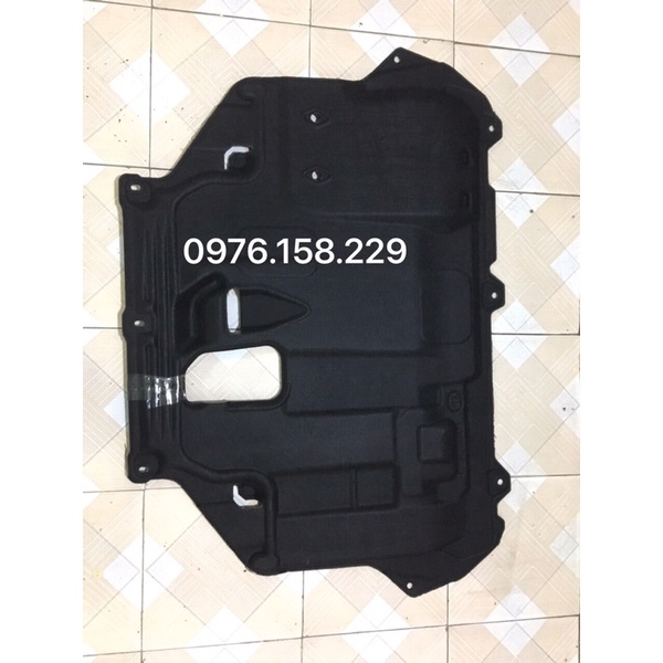 Chắn bùn gầm giữa xe Ford Focus