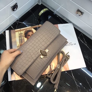 Clutch chất liệu da rắn