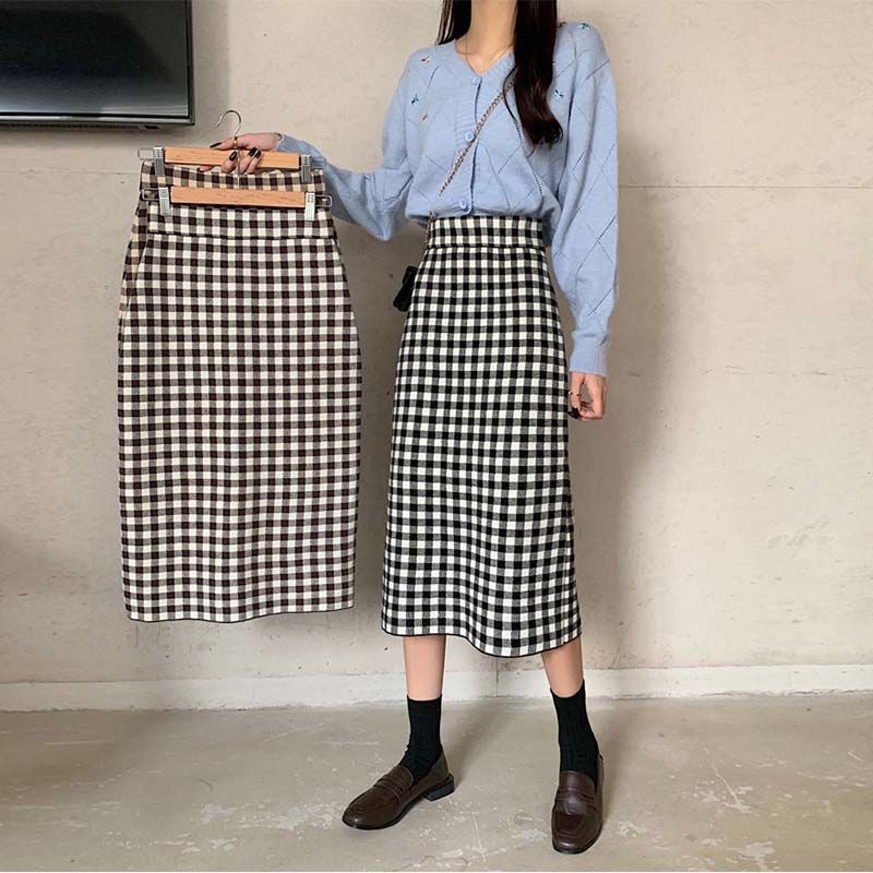 Váy len kẻ sọc đen trắng mùa thu đông với áo len dáng dài mới cạp cao trên đầu gối chân váy xẻ tà phía sau và chân váy c