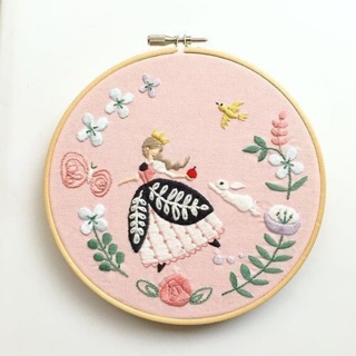 Tranh DIY tự thêu tranh khung gỗ tre đủ dụng cụ - mẫu Doll 1