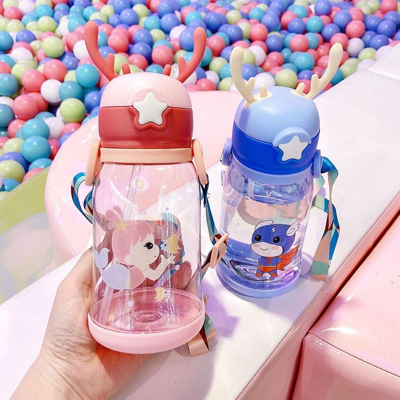 Bình nước đi học 600ml Hươu Hoạt Hình có dây đeo cho bé