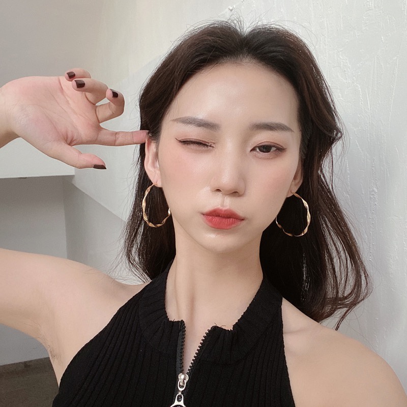 Khuyên tai nữ trang tạo hình độc đáo