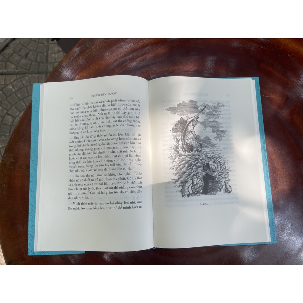 Sách - [bản mới minh họa của họa sĩ Lê Trí] Ông già và biển cả - Ernest Hemingway – Đông A – Bìa cứng có áo