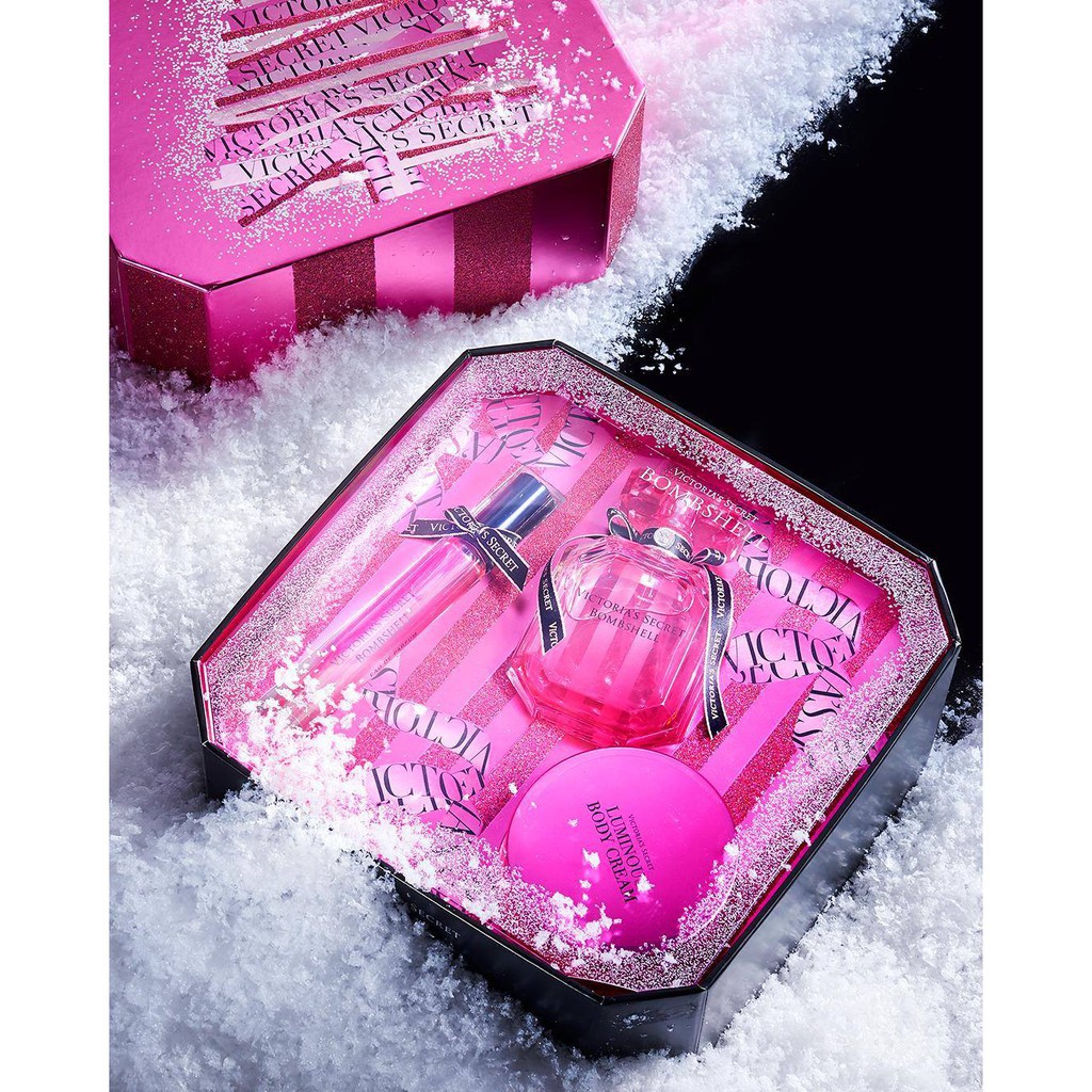 Với bộ nước hoa 50ml sang trọng và quý phái, sẽ đón tim các nàng. Hàng chính hãng từ VS USA