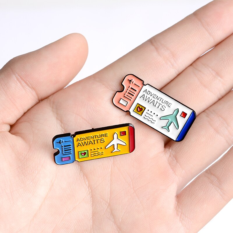 Ghim cài áo QIHE JEWELRY hình tấm vé máy bay tráng men màu vàng trắng tùy chỉnh phù hợp làm quà cho bạn bè
