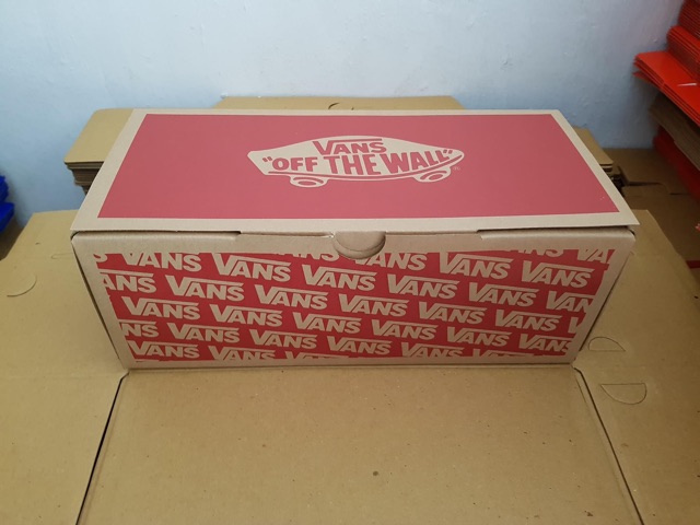 Mua Hộp Vans tặng giày Vault đen trắng