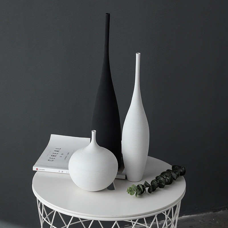 Bình dùng decor có 2 màu đen trắng