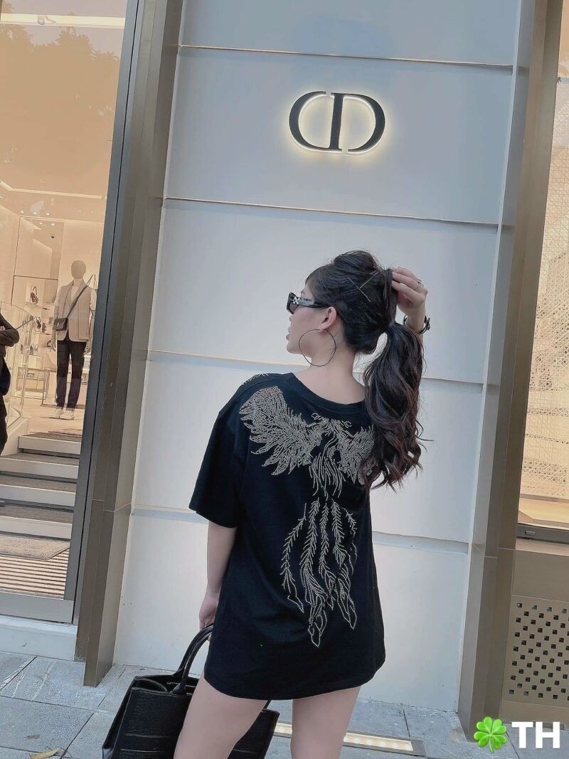 Áo phông đá cánh nhiều màu sắc