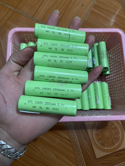 Pin 18650 dung lượng 2500mah ( pin mới hàng lỗi mạch do lưu kho)