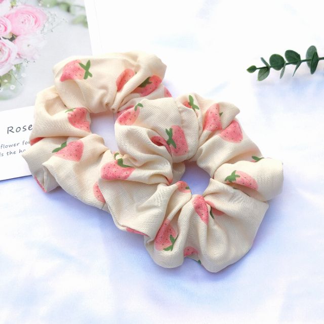 [Mã FAGOGO giảm 12% đơn 99K] Dây buộc tóc scrunchies hình quả dâu tây | BigBuy360 - bigbuy360.vn